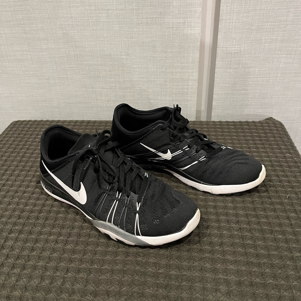 Black Nike Free Run TR 6 Women’s SZ 8